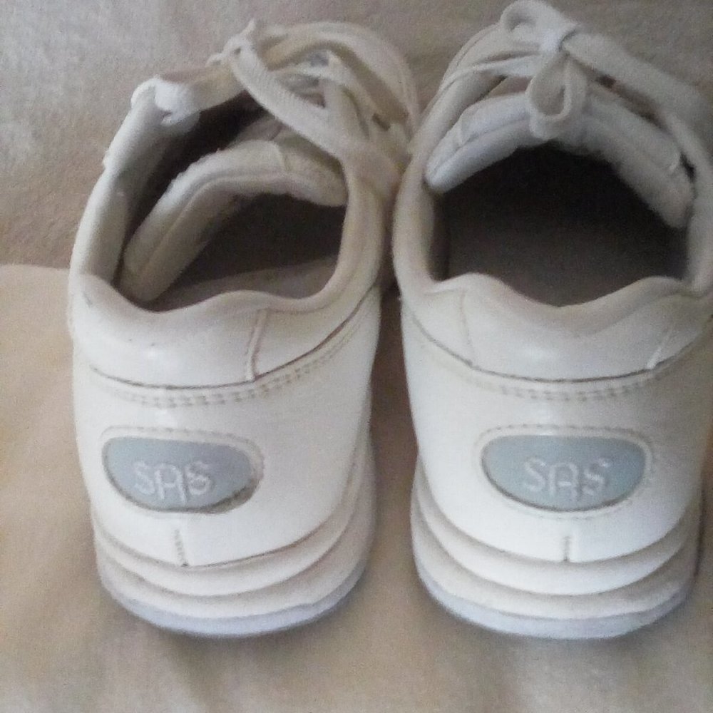 Tennis shoes